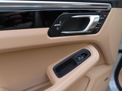 2020 Porsche MACAN thumbnail 31
