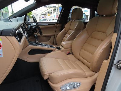 2020 Porsche MACAN thumbnail 32