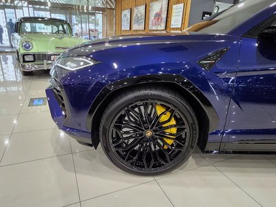 LAMBORGHINI URUS - 6
