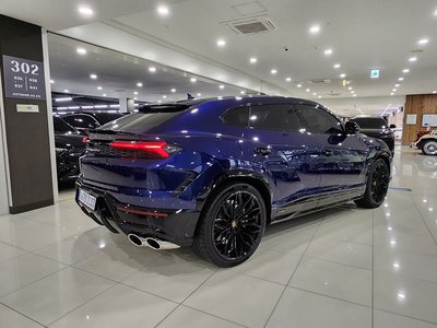 LAMBORGHINI URUS - 4