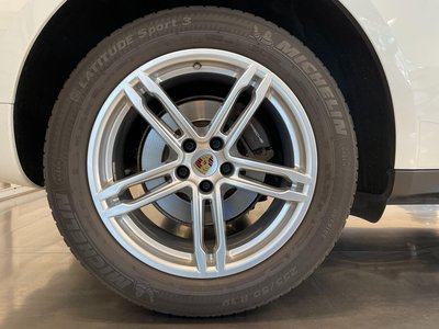 PORSCHE MACAN - 4