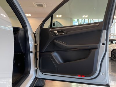 PORSCHE MACAN - 8