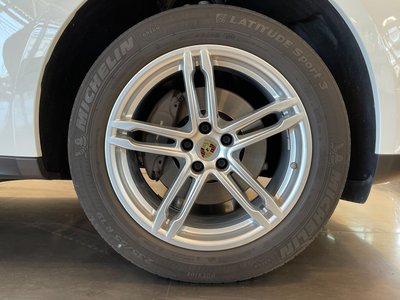 PORSCHE MACAN - 5