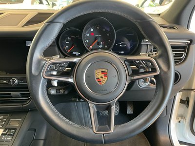 PORSCHE MACAN - 10
