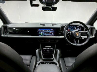 2024 Porsche CAYENNE photo 2