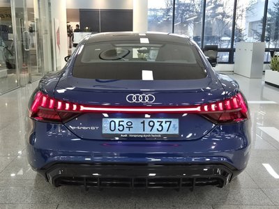 AUDI E-TRON GT - 3