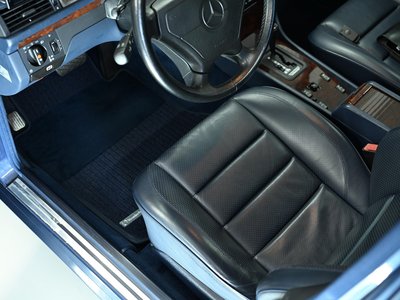 1994 Mercedes-BENZ E-CLASS thumbnail 49