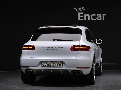 PORSCHE MACAN - 4