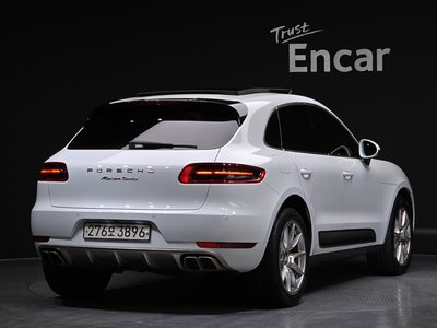 PORSCHE MACAN - 3