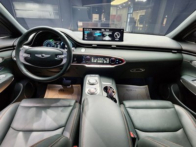 صورة 5 لـ 2023 Genesis GV70