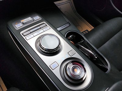 صورة 9 لـ 2023 Genesis GV70