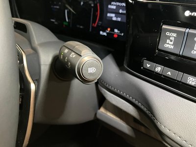 2024 Lexus LM — миниатюра 16