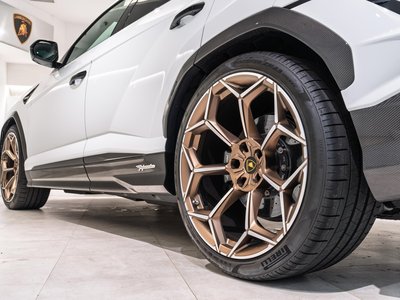 2025 Lamborghini URUS thumbnail 17