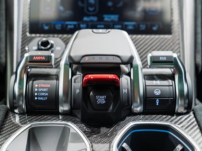 2025 Lamborghini URUS thumbnail 30