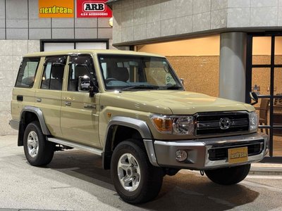 TOYOTA LAND CRUISER 70 - 1