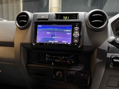 TOYOTA LAND CRUISER 70 - 6