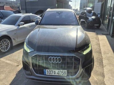 AUDI Q8 - 1
