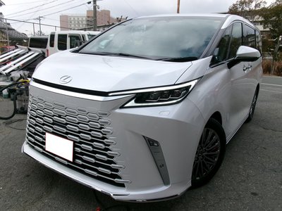 LEXUS LM - 3