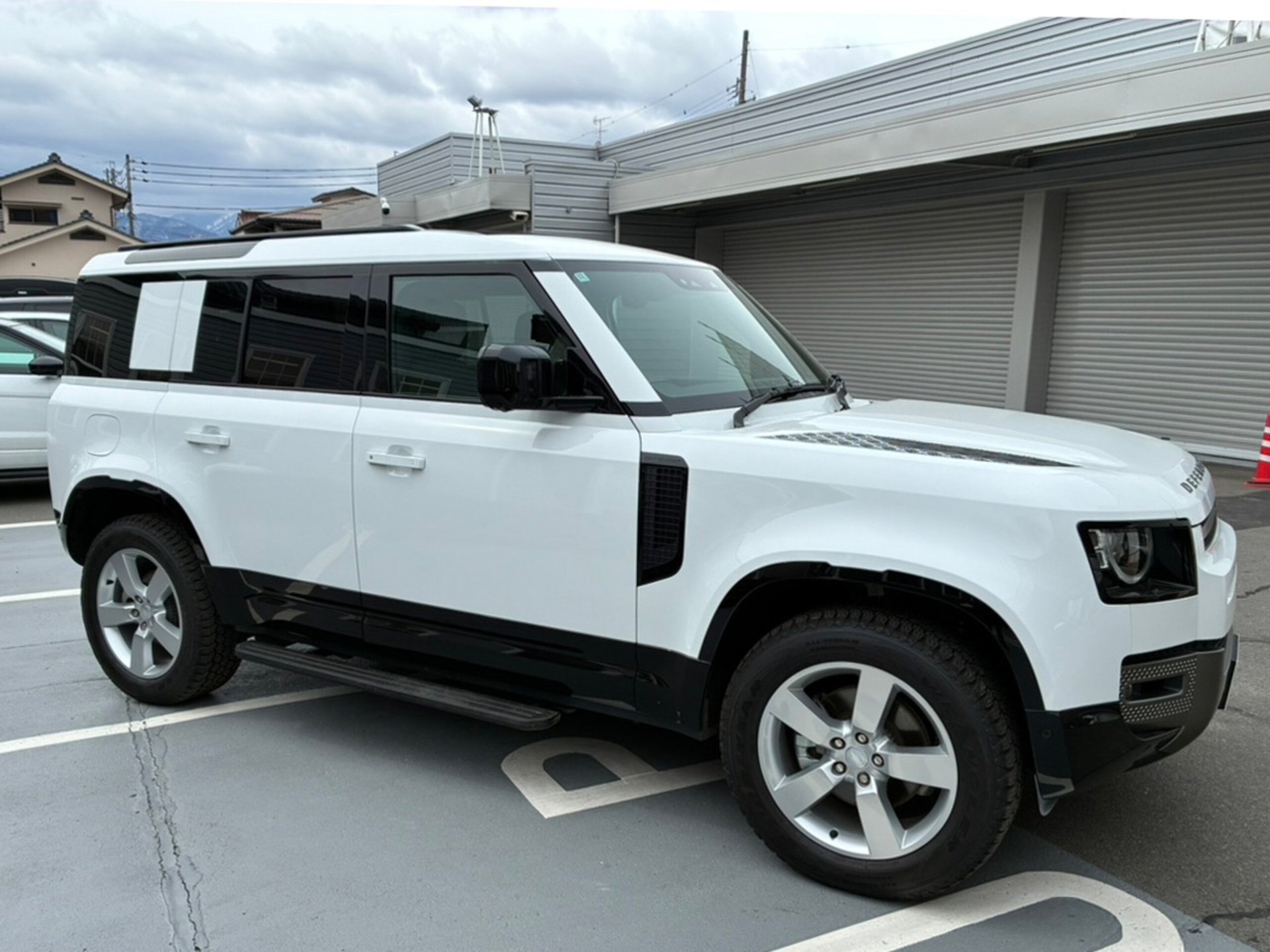 LAND ROVER DEFENDER - View 1