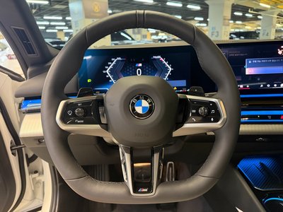 2025 BMW 5 SERIES — фото 4