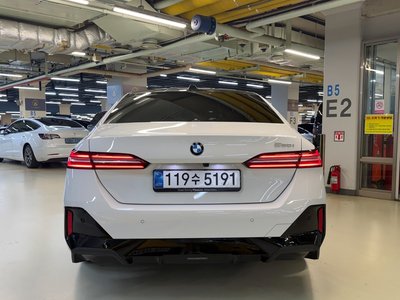 2025 BMW 5 SERIES — фото 3