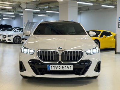 2025 BMW 5 SERIES — фото 2