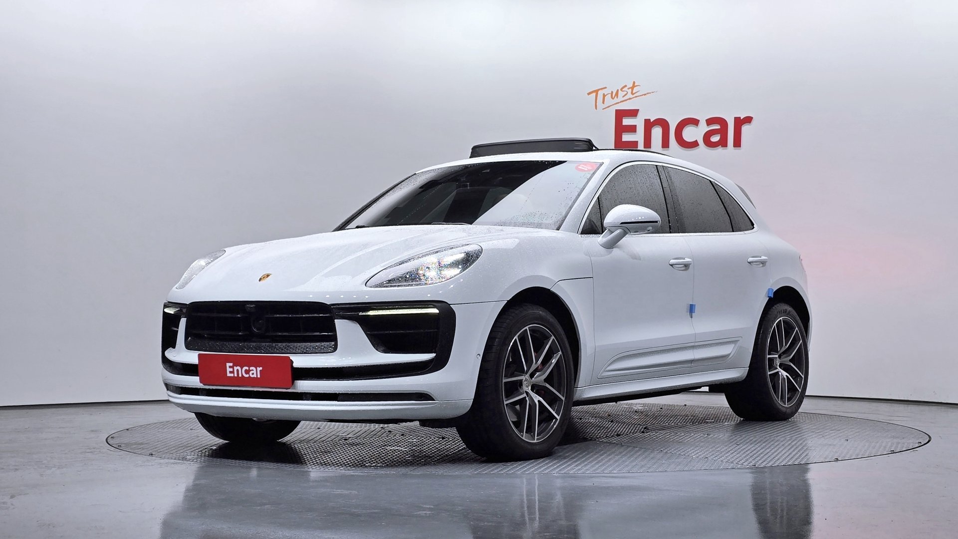 PORSCHE MACAN - View 1