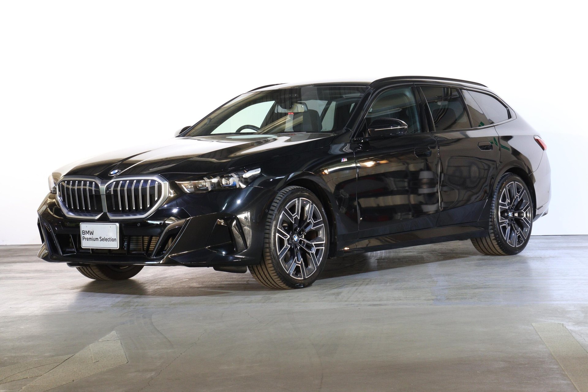 BMW 5 SERIES TOURING - View 1