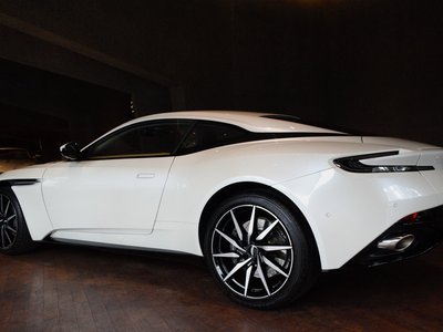 ASTON MARTIN DB11 - 8