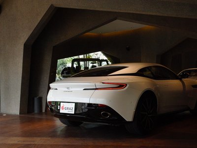 ASTON MARTIN DB11 - 4