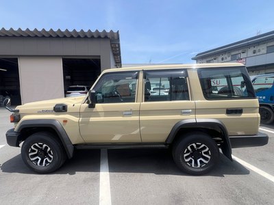 TOYOTA LAND CRUISER 70 - 6