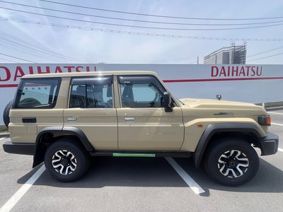 TOYOTA LAND CRUISER 70 - 7