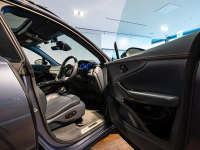 صورة 16 لـ 2024 Aston Martin DBX