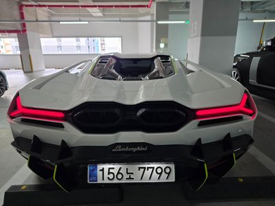 صورة 3 لـ 2025 Lamborghini REVUELTO