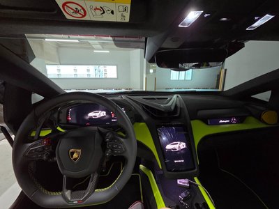 صورة 8 لـ 2025 Lamborghini REVUELTO