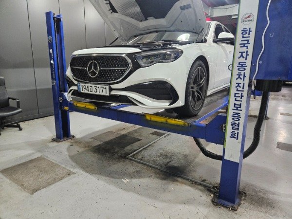 MERCEDES-BENZ E-CLASS - View 1