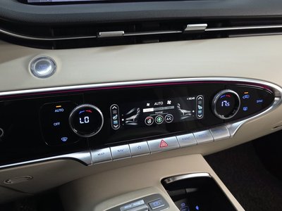 2023 Genesis GV70 — миниатюра 23