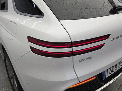 صورة 10 لـ 2023 Genesis GV70