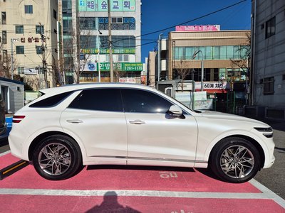 صورة 5 لـ 2023 Genesis GV70