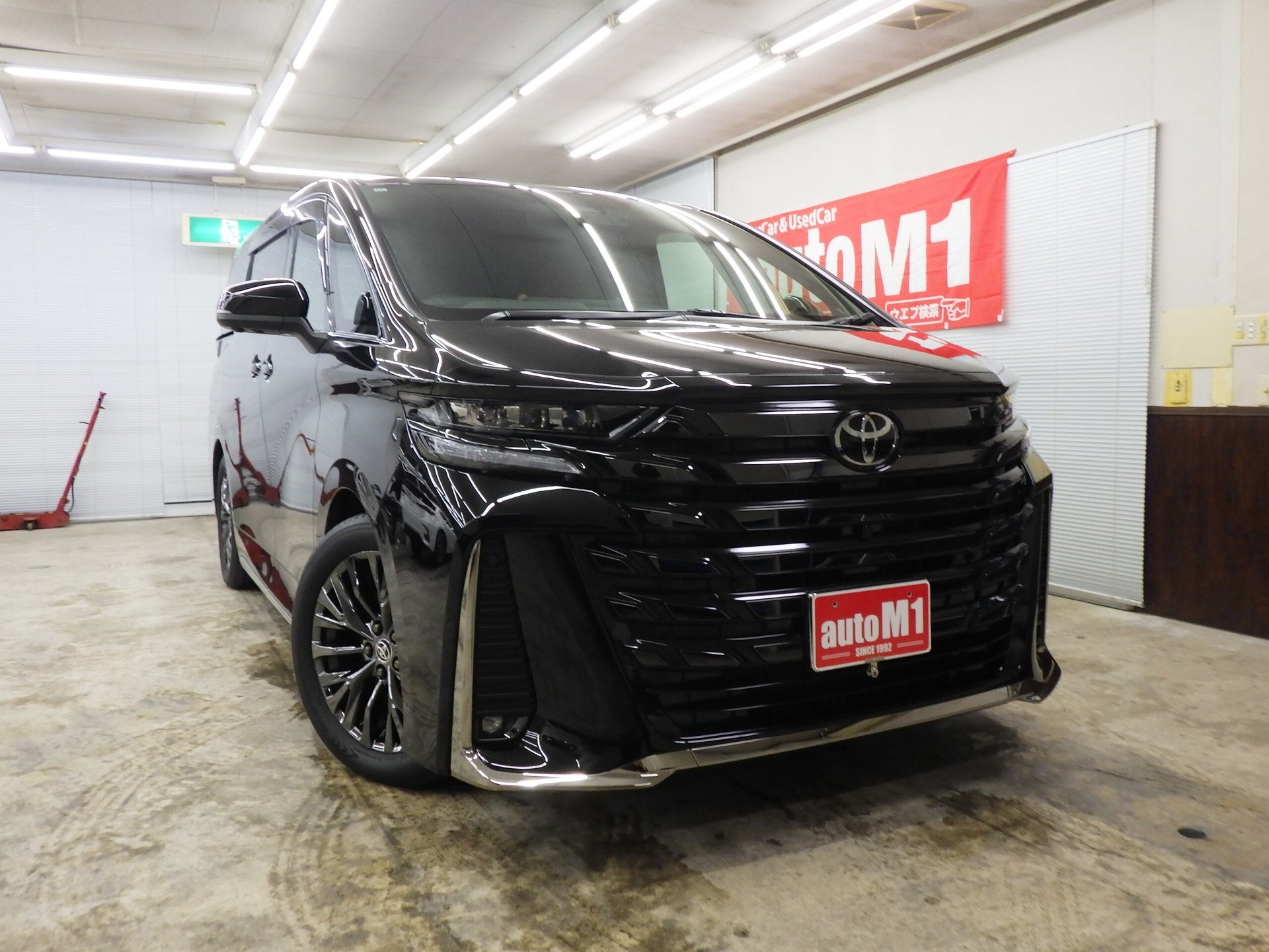 TOYOTA VELLFIRE - View 1