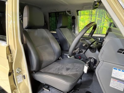 TOYOTA LAND CRUISER 70 - 8