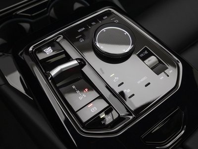 2025 BMW 5 SERIES — фото 9