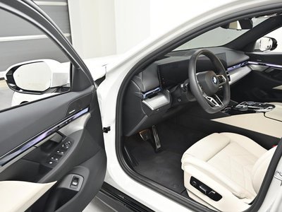 2025 BMW 5 SERIES 缩略图 11