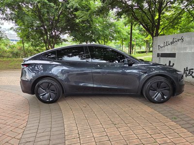 TESLA MODEL Y - 4