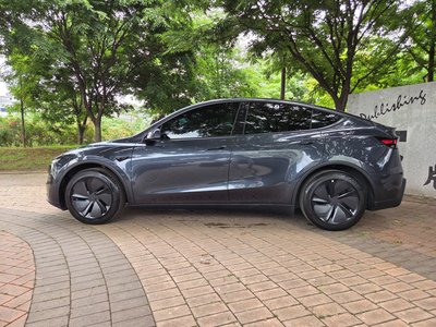 TESLA MODEL Y - 7