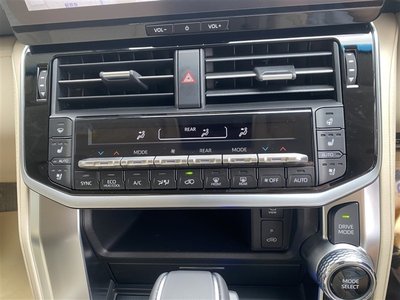 2026 Toyota LAND CRUISER 300 — миниатюра 13