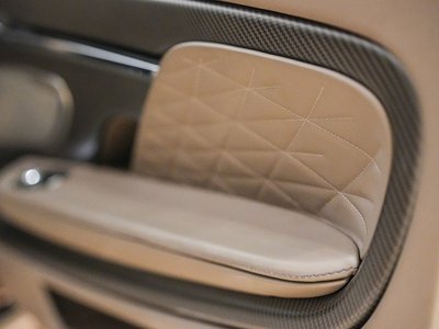 ASTON MARTIN DB12 - 10