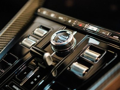 ASTON MARTIN DB12 - 8