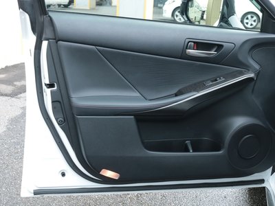 2022 Lexus IS thumbnail 28