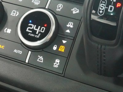 LAND ROVER DEFENDER - 4